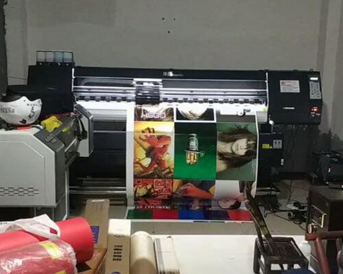 湘西時利廣告：增添機(jī)器選登騰 煥圖寫真機(jī)與黑邁噴繪機(jī)各一臺