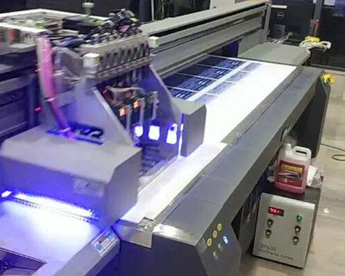 益陽鼎一致遠公司：先裝黑邁uv平板打印機 再等寫真機到位
