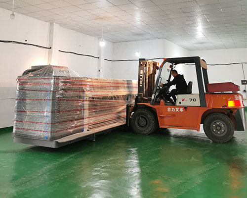 【專車上門】一臺5米卷材uv打印機(jī)送往長沙某大型加工廠