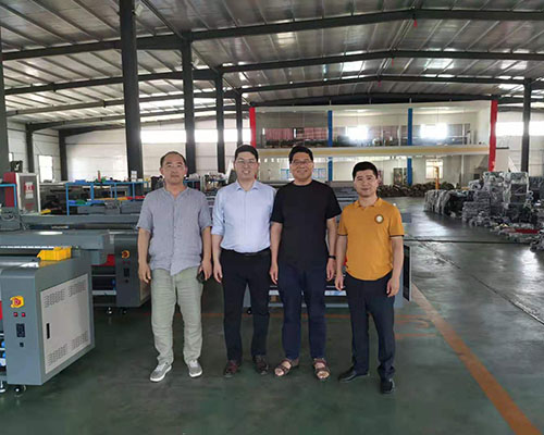 登騰廣告設(shè)備陳總前往彩旗王工廠 考察旗幟寫(xiě)真機(jī)