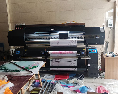 衡陽樊總對煥圖旗幟寫真機(jī)情有獨鐘 撤掉舊機(jī)又上臺新的