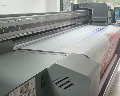 湘西某廣告加工廠整套設(shè)備都出自登騰 最近又增加uv軟膜機(jī)