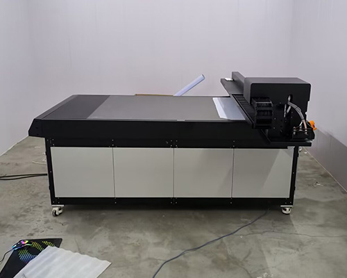 為小型廣告公司減少成本 高性價(jià)小型UV平板機(jī)為精細(xì)打印而生