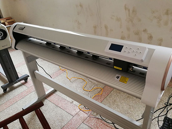 自動巡邊刻字機