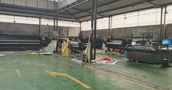 大型廣告加工廠(chǎng)案例-uv平板打印機(jī).jpg