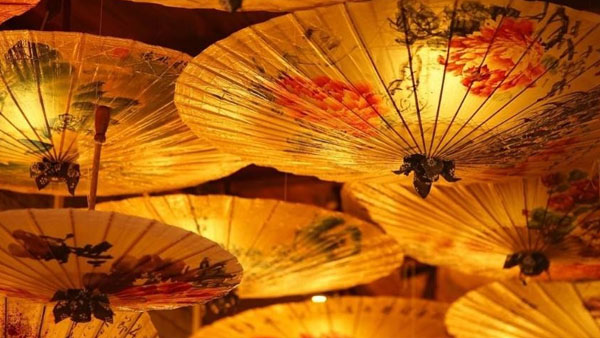 色彩鮮艷閃亮驚人 煥圖熒光旗幟機在油紙傘領(lǐng)域創(chuàng)新熒光效果2.jpg