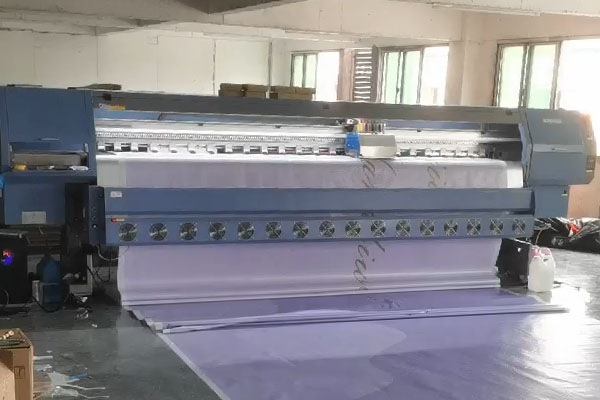 煥圖戶外噴繪機(jī)穩(wěn)定可靠 助力廣告公司實現(xiàn)高速生產(chǎn).jpg